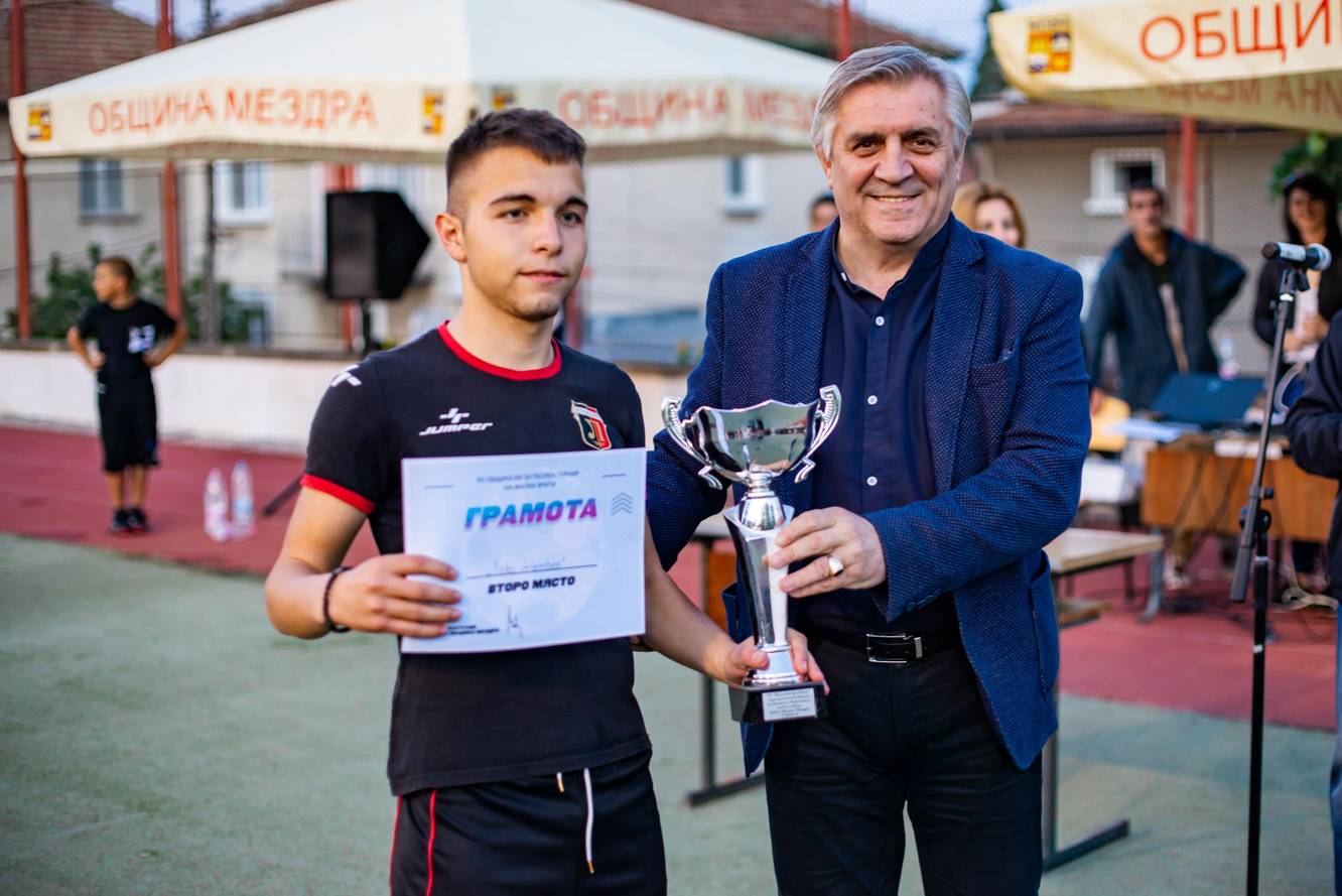 Кметът Аспарухов награждава участници в общинския турнир по футбол на малки врати